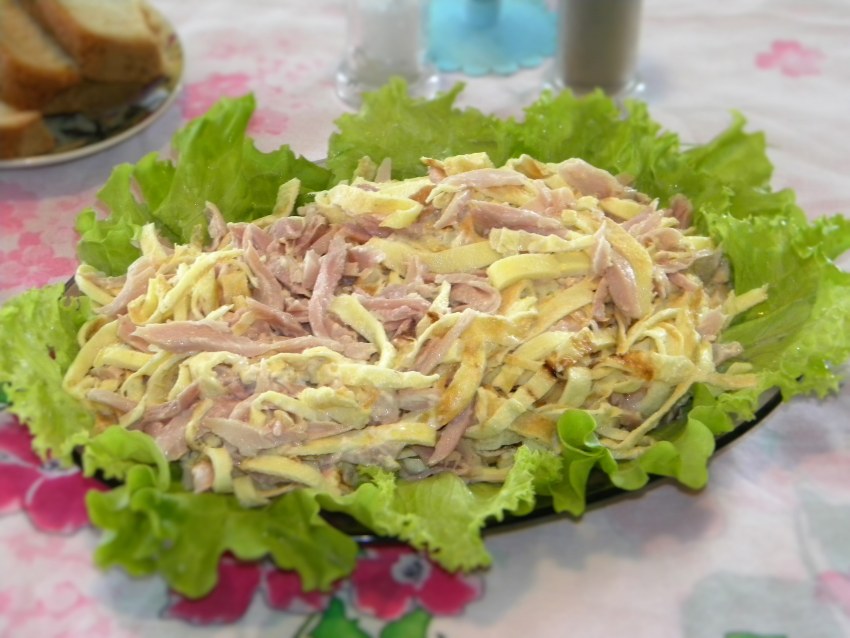 Салат с омлетом и курицей
