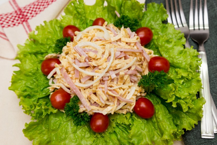 Салат из яичных блинчиков с луком и ветчиной