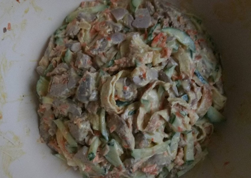 Салат с блинчиками и колбасой