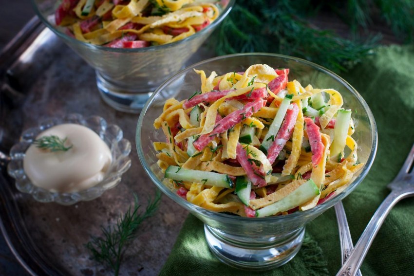 Салат с блинчиками и курицей копченой