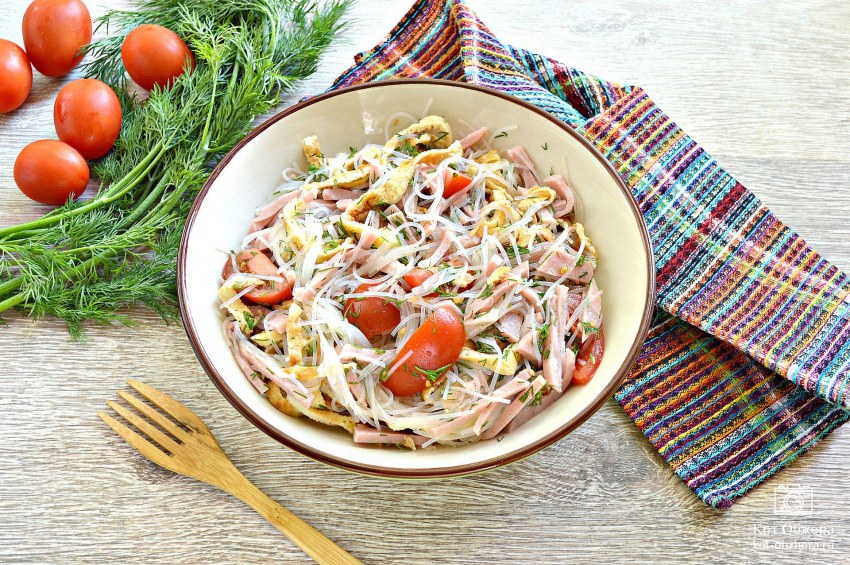 Салат с омлетными блинчиками и курицей