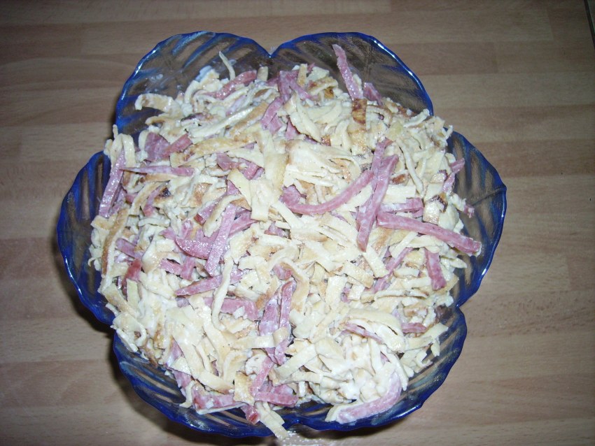 Салат с яичными блинчиками