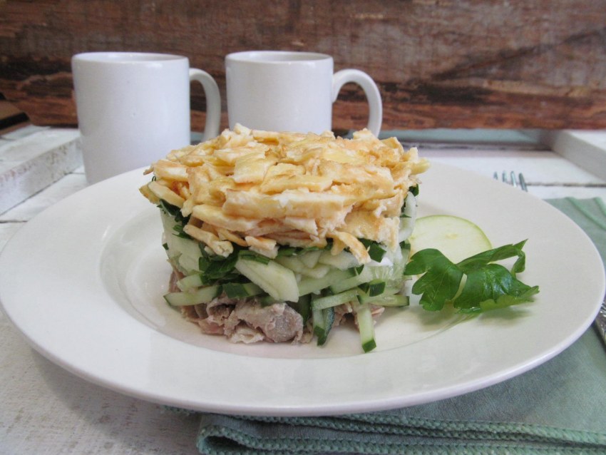 Салат с яичными блинчиками и мясом
