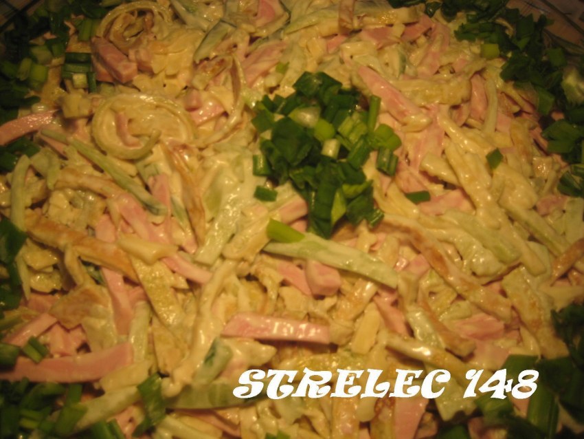 Салат с блинами и курицей