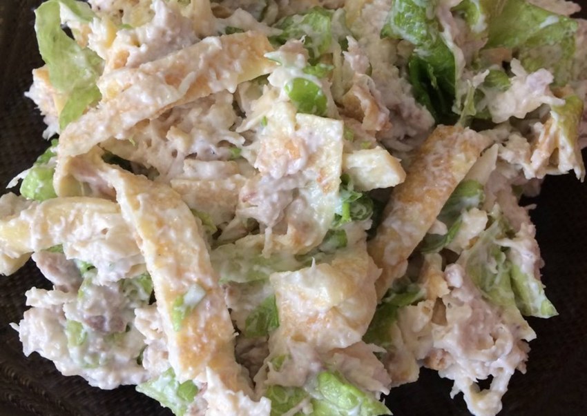 Салат из яичных блинчиков с курицей