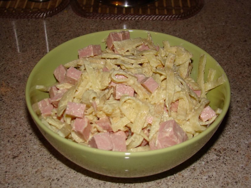 Салат с блинчиками