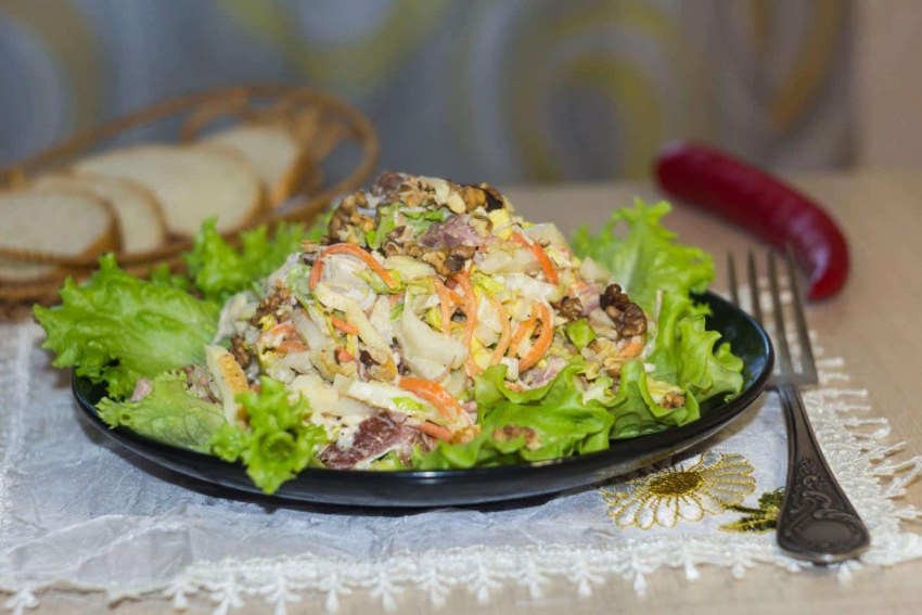 Салат с ветчиной и грибами и сыром