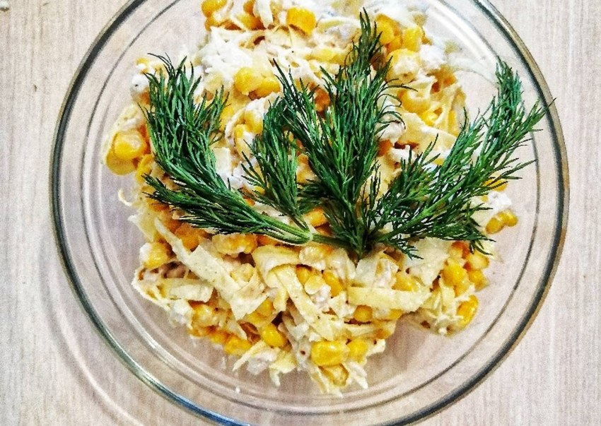 Салат с курицей корейской морковью и яичными блинчиками