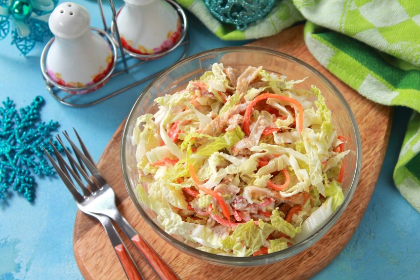 Салат с копчёной курицей и грибами