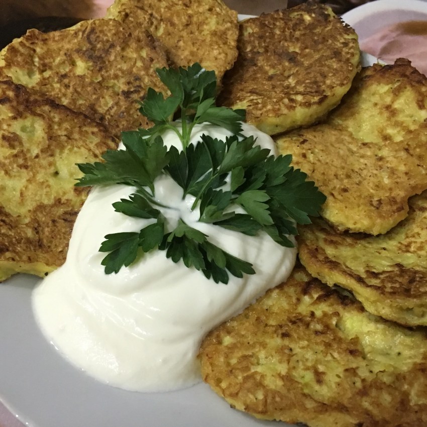 Кабачковые оладьи с чесночным соусом