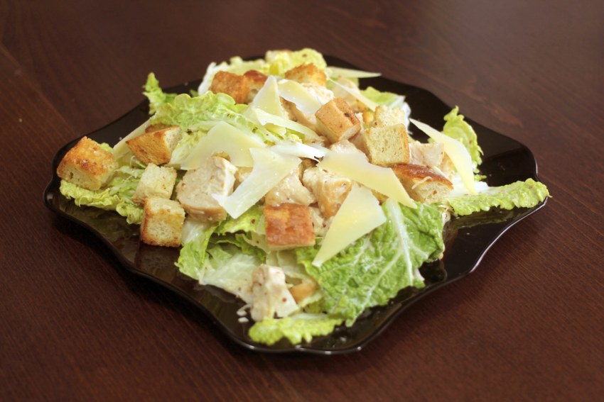 Салат Цезарь классический с курицей и сухариками