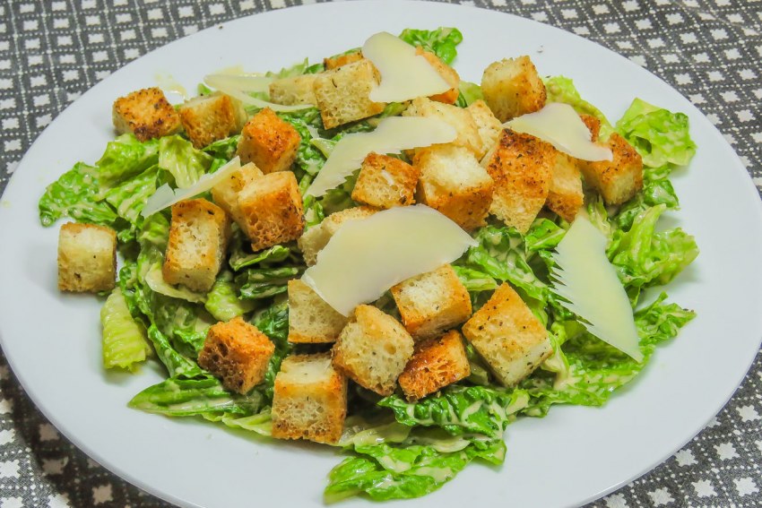 Салат Цезарь с курицей классический