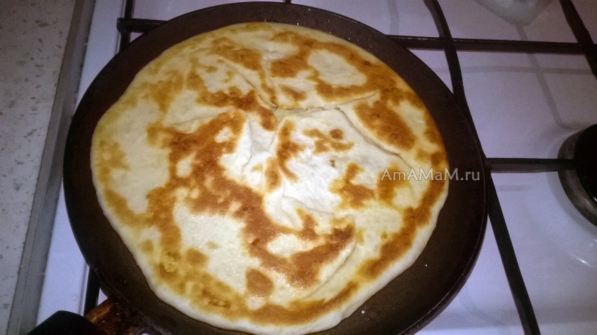 Хычины с картошкой и сыром на сковороде
