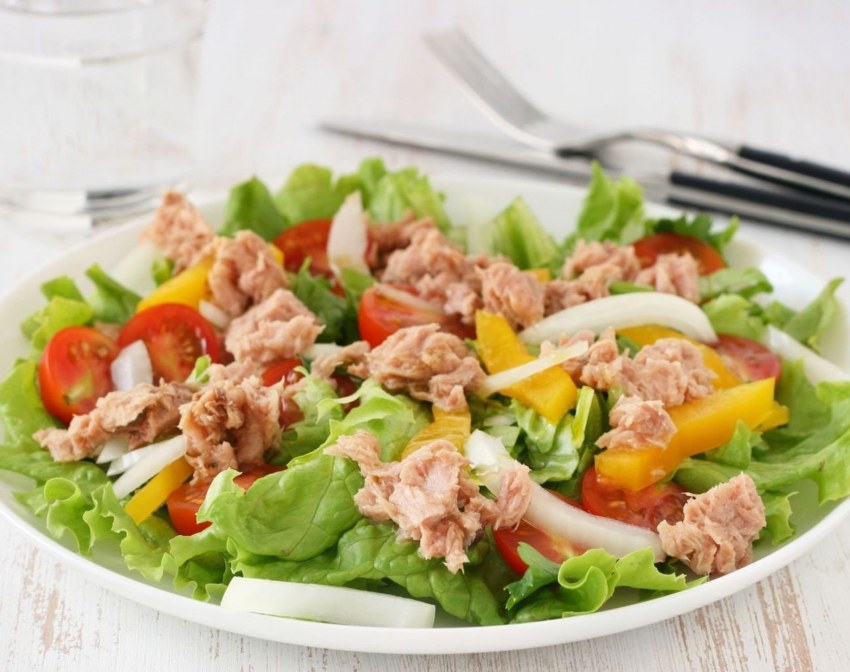 Салат с тунцом консервированным и яйцом и кукурузой