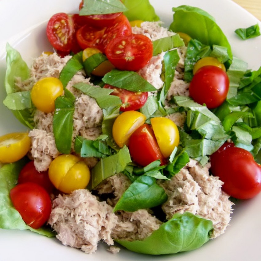 Салат с тунцом и оливками