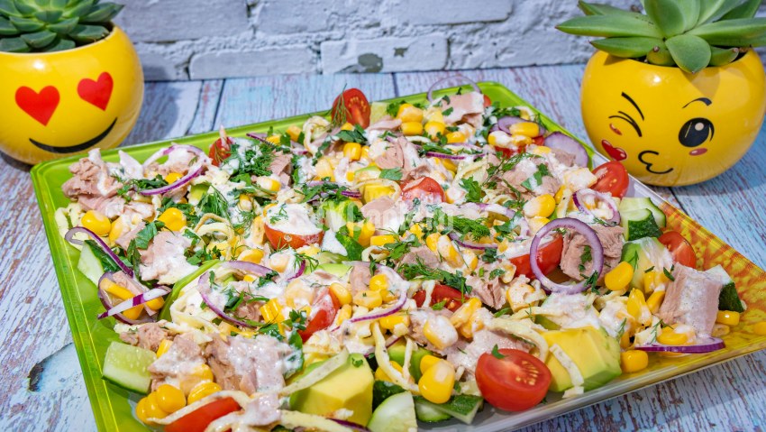 Салат с тунцом и кукурузой