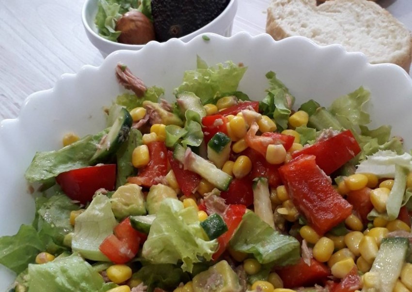 Салат с тунцом и маслинами