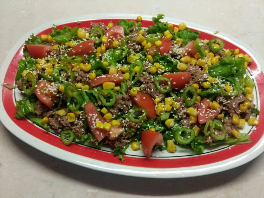 Салат с жареной курицей и кукурузой и листьями салата