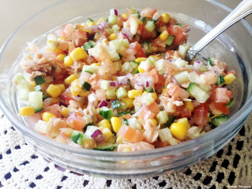 Салат с тунцом и кукурузой