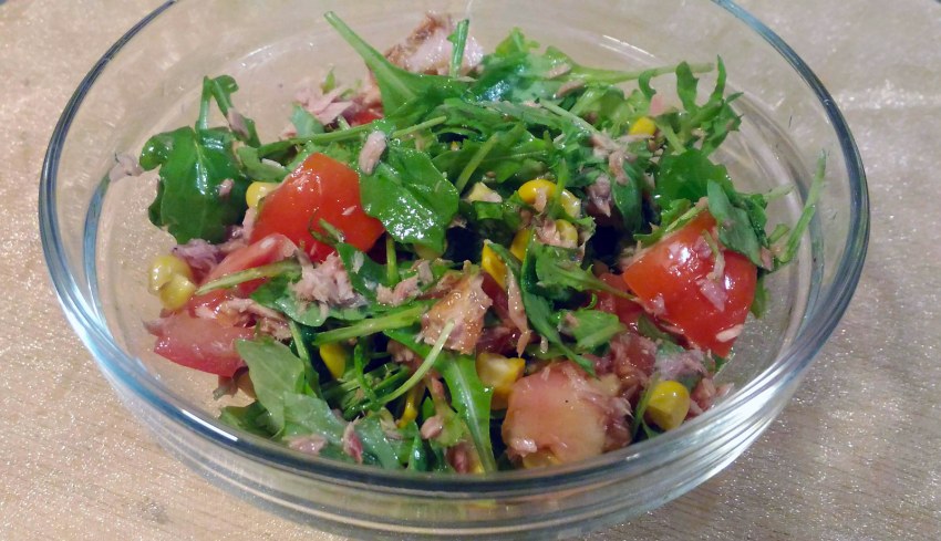 Салат с тунцом яйцом и горошком красный лук