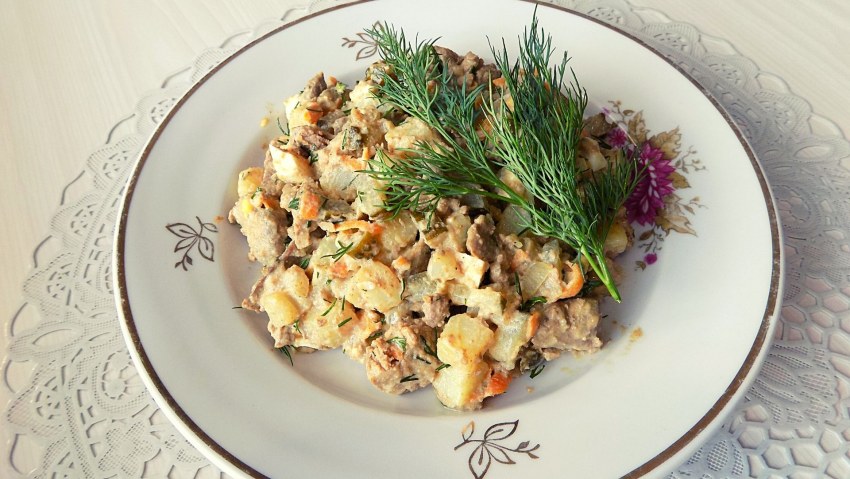 Салат с куриной печенью и помидорами по грузински