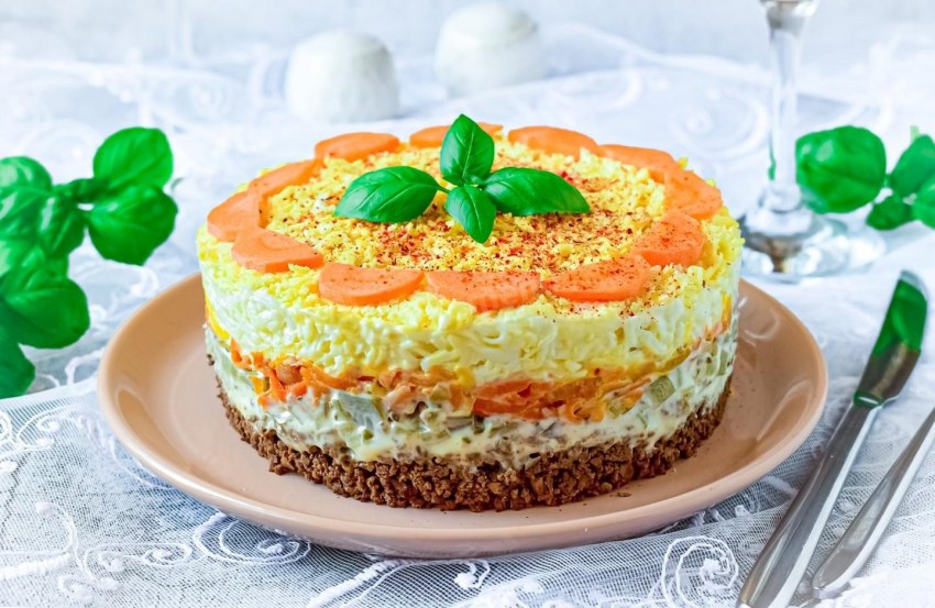 Салат с куриной печенью и солеными огурцами