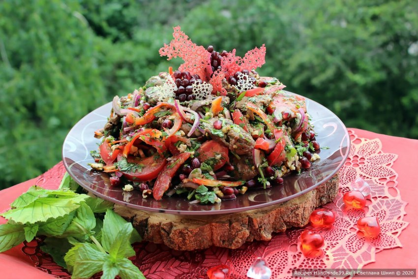 Салат с куриной печенью и рисом слоеный