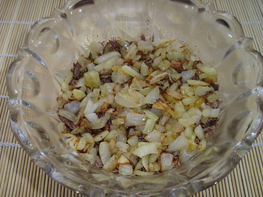 Теплый салат из куриной печени