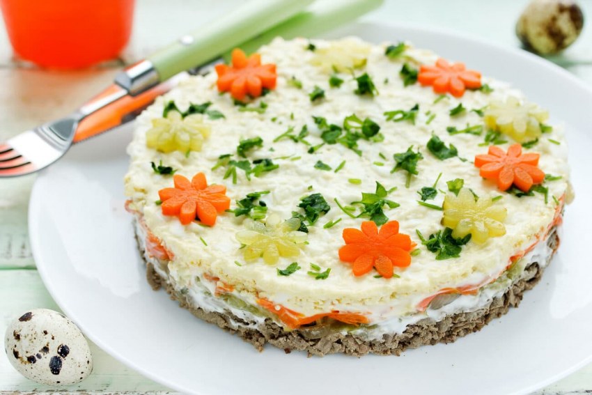 Слоеный салат из куриной печени