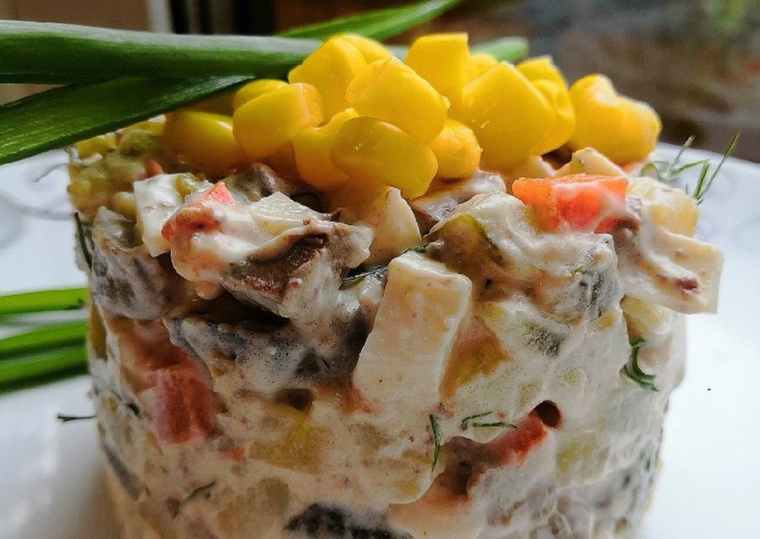 Салат из куриной печени с рукколой