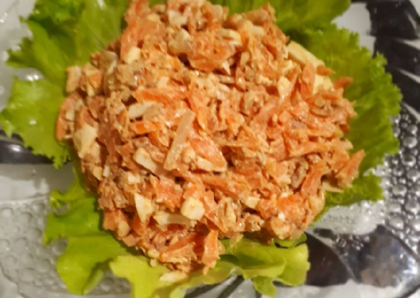 Салат морковь с орехами и сметаной