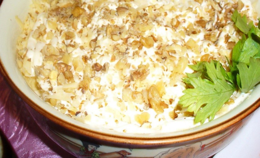 Салат с грецкими орехами и курицей и сыром