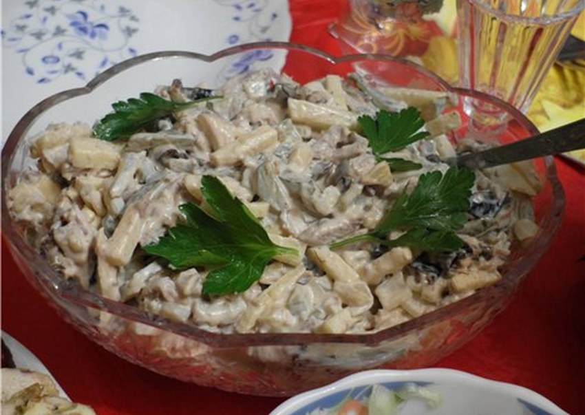 Салат с говядиной и грецкими орехами