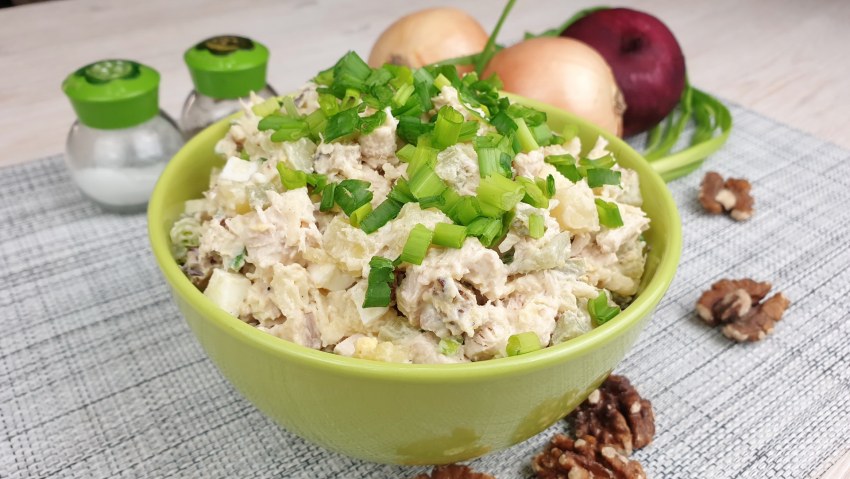 Салат с ананасом и курицей и грецкими орехами