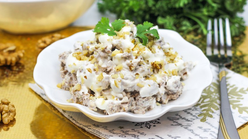 Салат мясной с грецкими орехами
