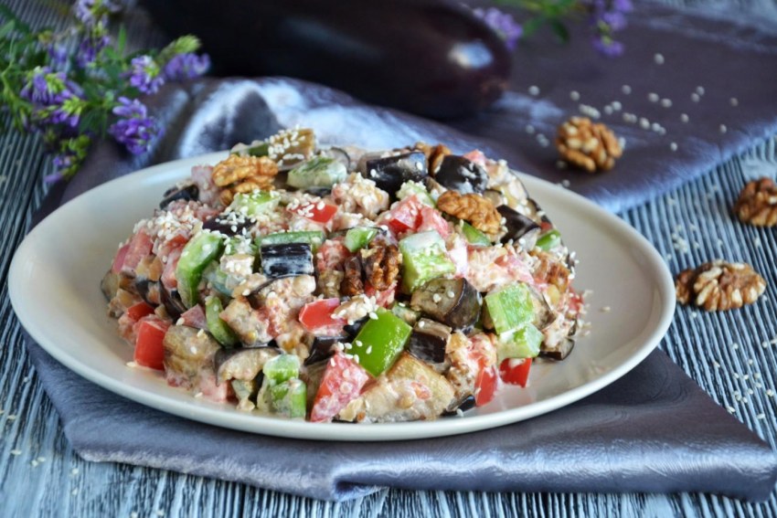 Салат с курицей и баклажанами