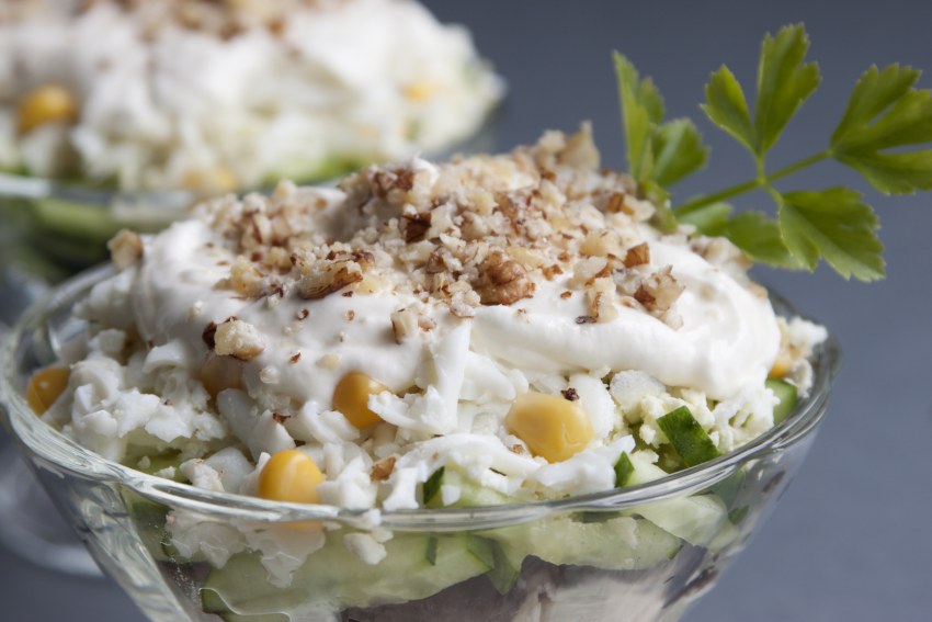 Салат с черносливом и куриной грудкой и грецкими