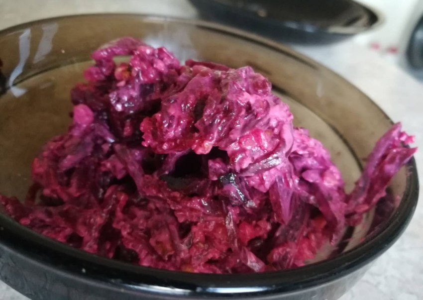 Салат свекла с черносливом и грецким орехом