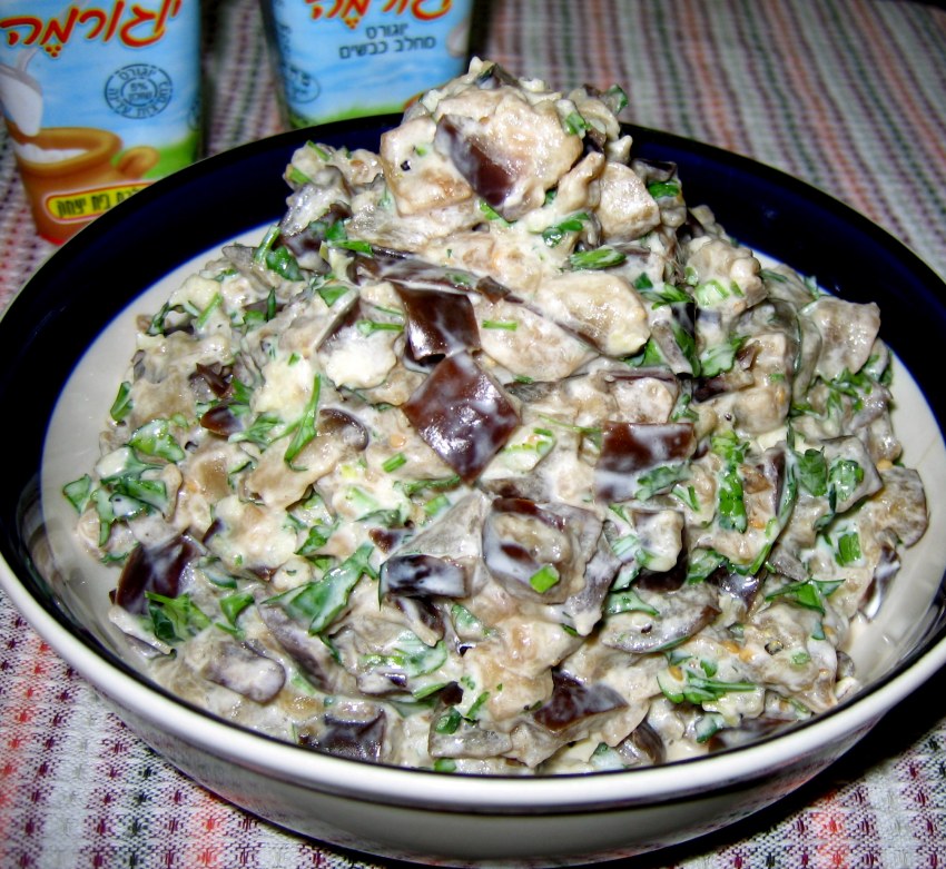 Салат с виноградом и грецкими орехами