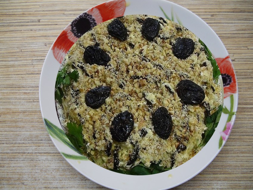 Салат с курицей шампиньонами и сыром