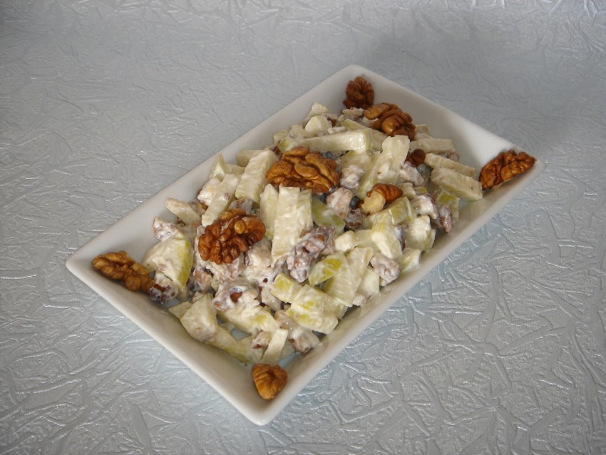 Фруктовый салат с грецкими орехами