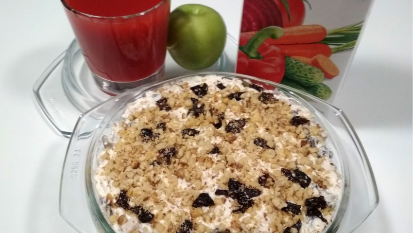Салат с черносливом и курицей и грецкими орехами