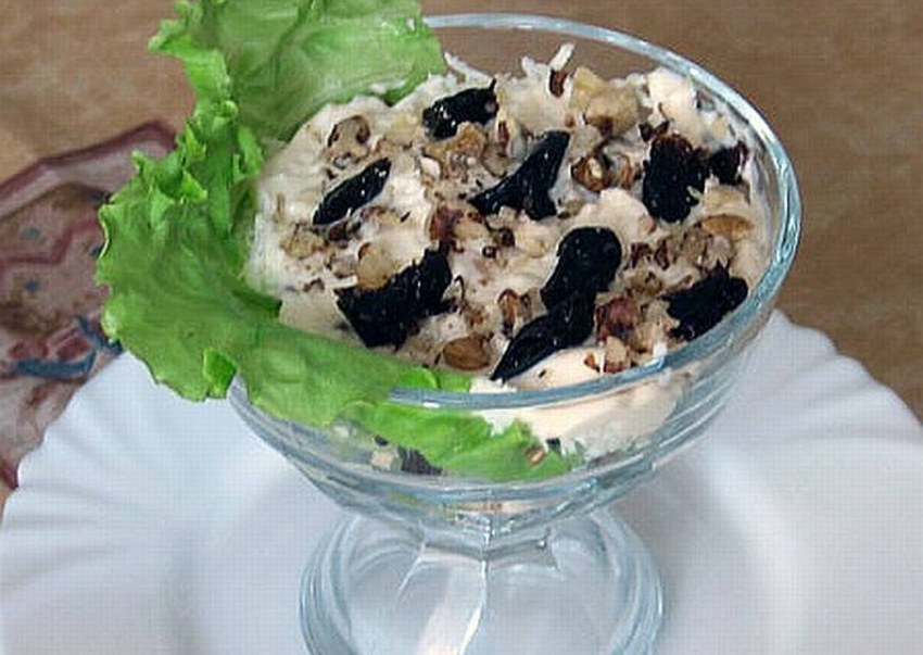 Салат с сельдереем и яблоком и грецким орехом