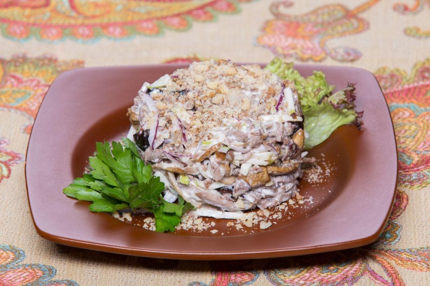 Салат с черносливом и курицей и грецкими орехами
