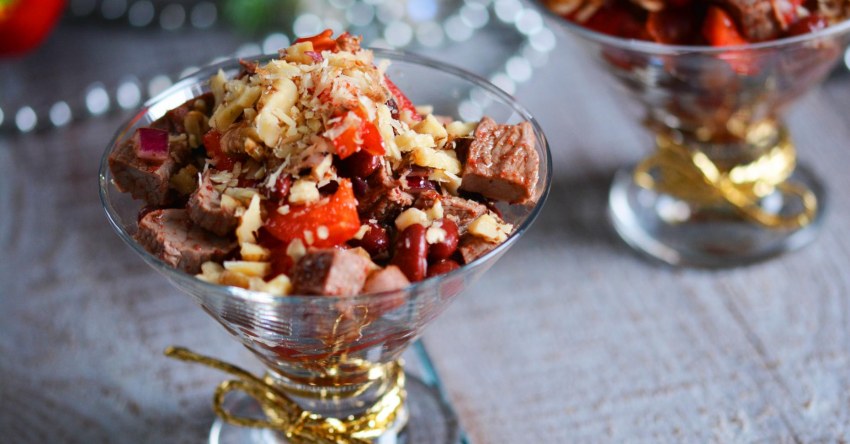 Салат с грецкими орехами и ветчиной и сыром