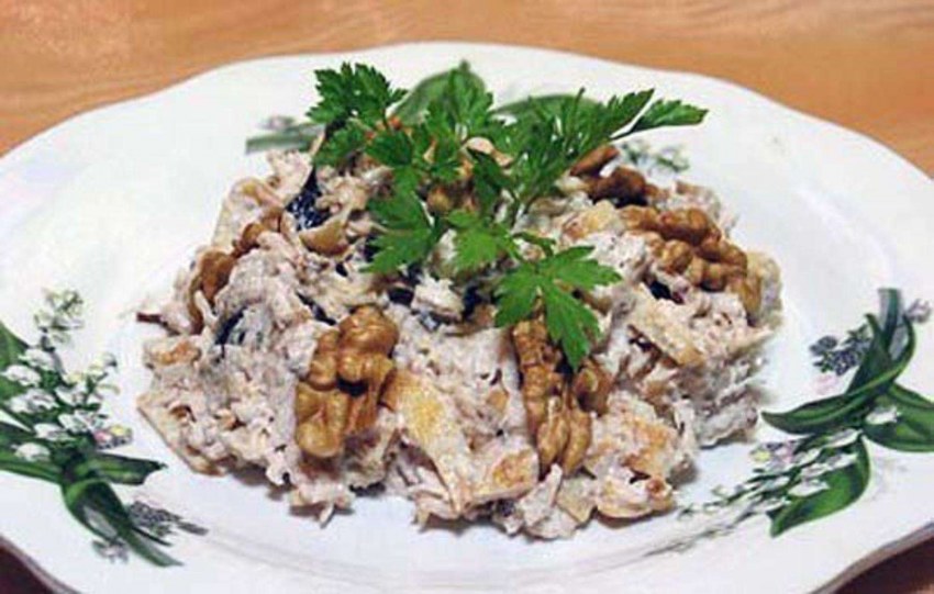 Салат с черносливом и курицей и грецкими орехами