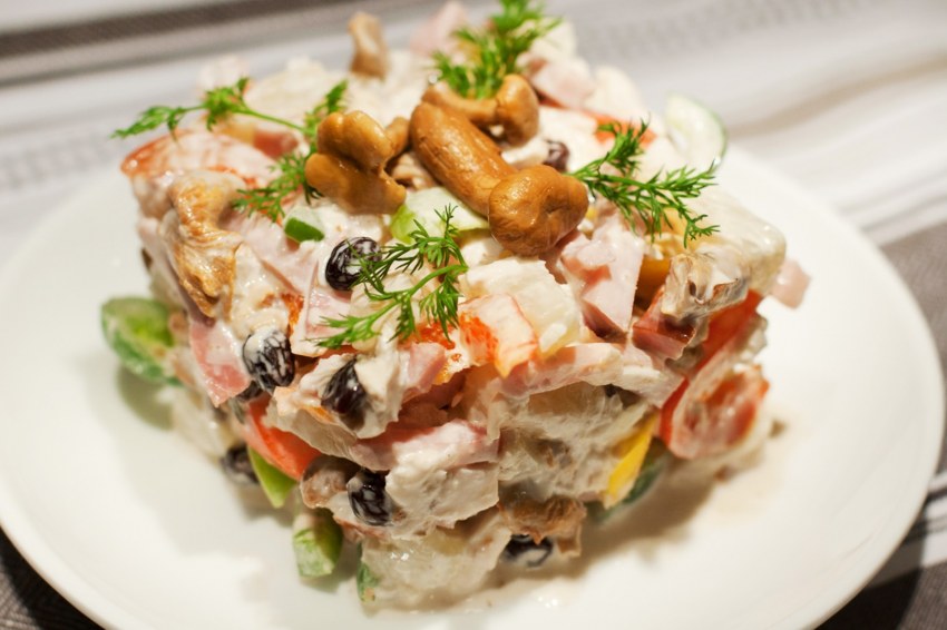 Салат с опятами и курицей