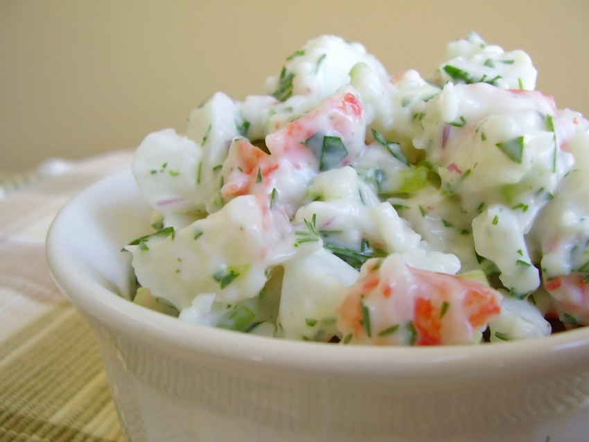 Салат с кальмарами и крабовыми палочками и горошком