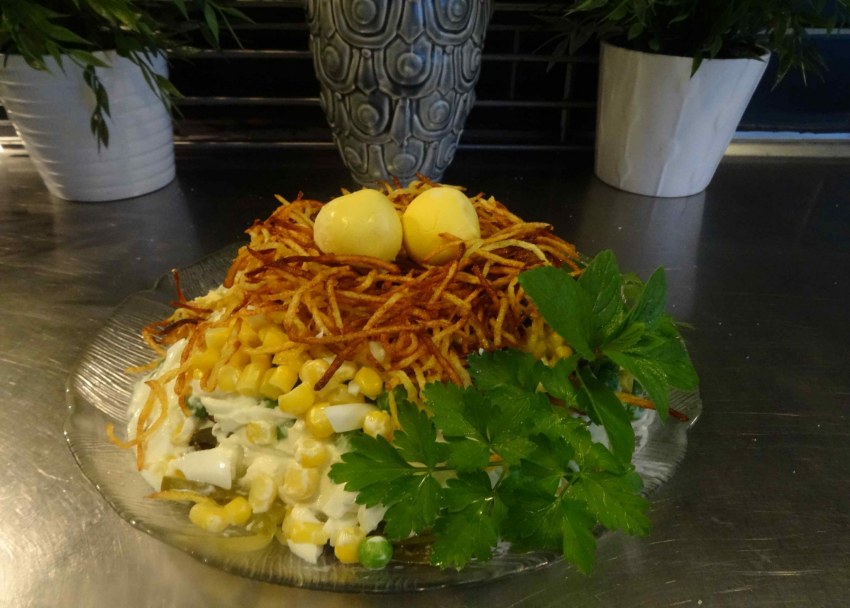 Салат с курицей и грибами слоями
