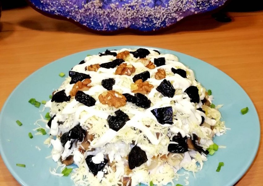 Салат с черносливом и курицей